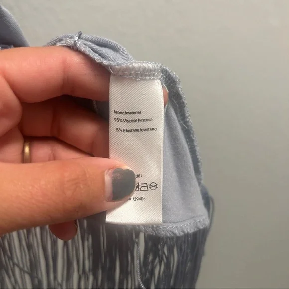 Venus fringe trim sleeveless top women’s size Large dusty blue pin hole on back - Picture 5 of 6